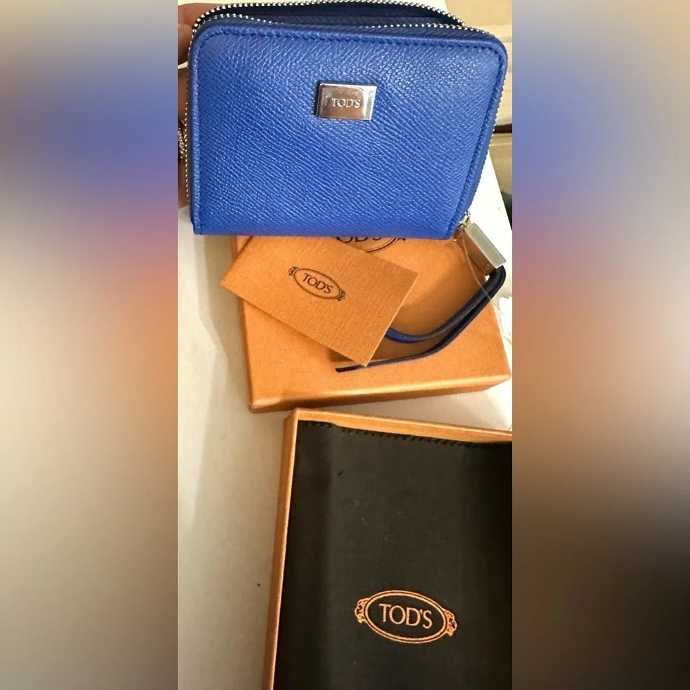 Discontinued Tod’s Blue Pebbled Leather Zip Around Wallet NWT Box Made Italy